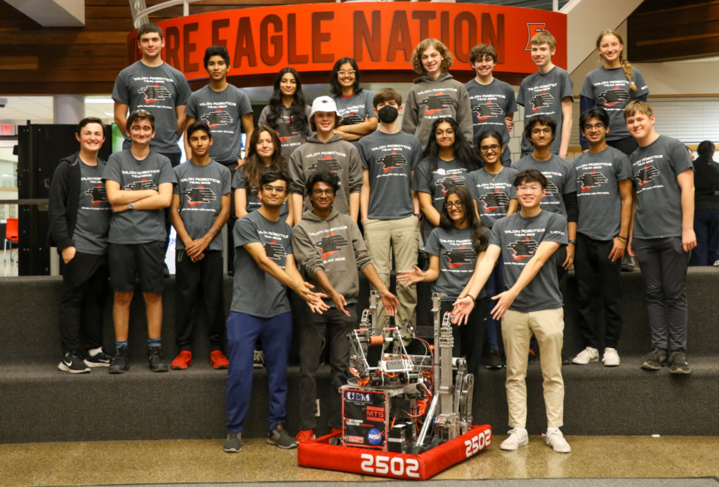 The team and everyone who volunteered posing for a picture in the south commons of EPHS.