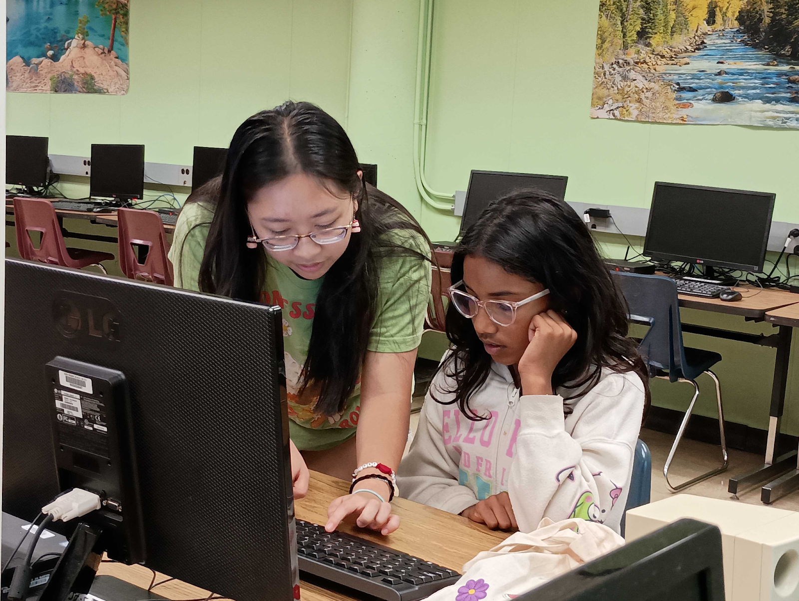 A talon member helping a participant with their code
